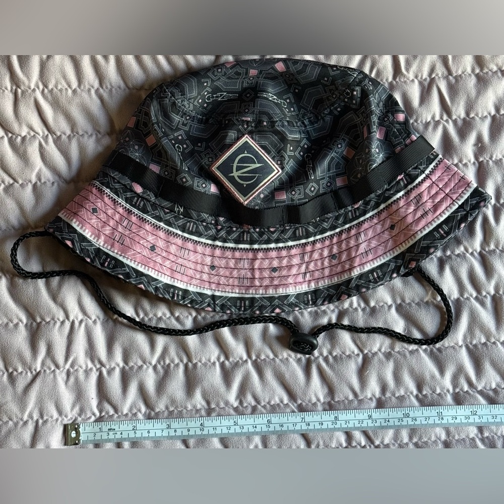 Graphic Clozee merchandise - Bucket Hat with Pink Trim